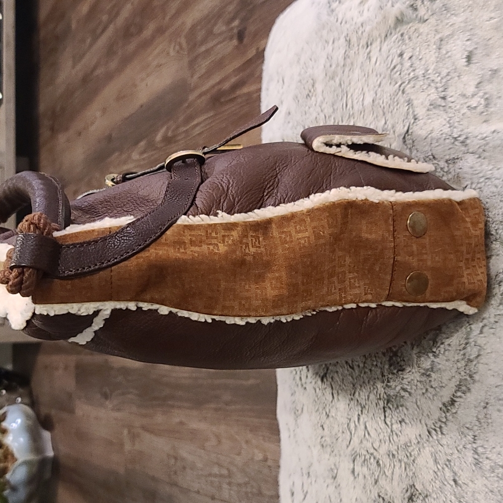 🎉RARE🎉 FENDI SHEARLING LEATHER BAG - Picture 5 of 14